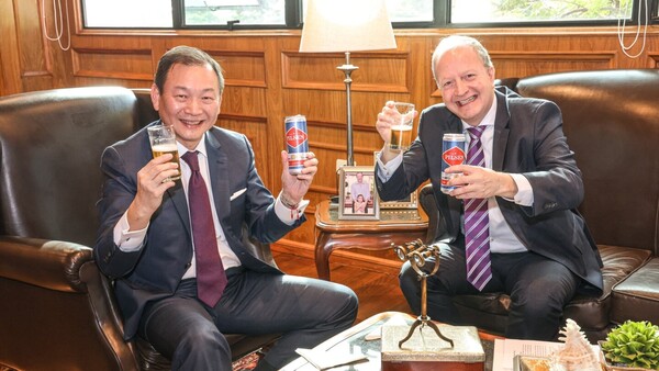 Ministro de Economía celebra acuerdos y brinda con cerveza junto al embajador de Taiwán