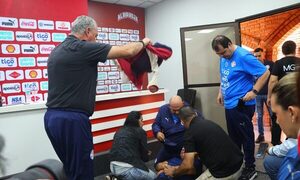 (VIDEO) ¡Alfaro está en todas! ¡Socorrió a un integrante de prensa que se desmayó en su conferencia!