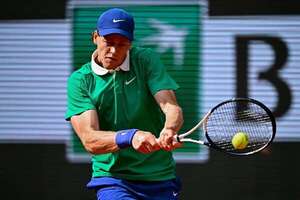 Roland Garros: Sinner somete a Bublik y pisa las ’semis’ - Polideportivo - ABC Color
