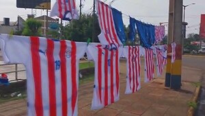 El furor por las camisetas de la selección paraguaya de fútbol renace con fuerza
