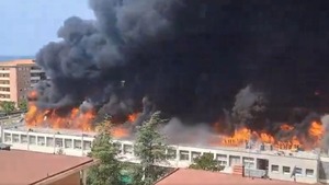 Voraz incendio arrasó con una universidad italiana - 1000 Noticias