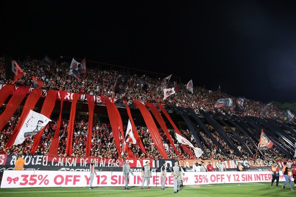 Versus / Suspenden a niños de la escuela de fútbol de Newell's por fotografiarse con jugador de Central