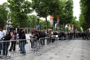 Versus / Largas filas en París para hacerse con la camiseta del PSG campeón de Europa