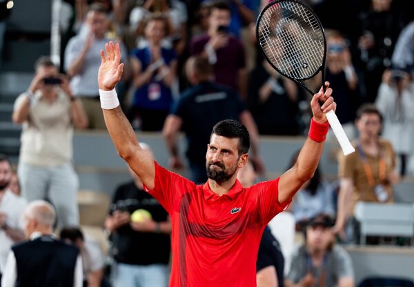 Versus / Djokovic elimina a Zverev y desafiará a Sinner en 'semis' de Roland Garros