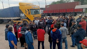 Camioneros protestan ante lento acceso a la Argentina