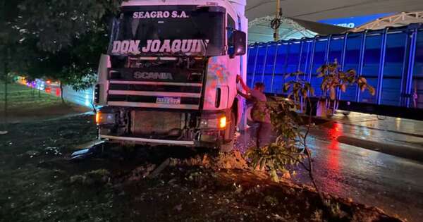 Diario HOY | Camión terminó sobre el paseo central en Madame Lynch