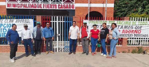 Intendente interino y ediles de Puerto Casado cierran municipio en protesta - Política - ABC Color
