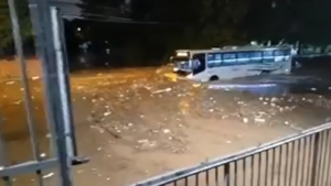 Diluvio provoca peligrosos raudales y deja a unos 90.000 usuarios sin luz en Asunción y Central