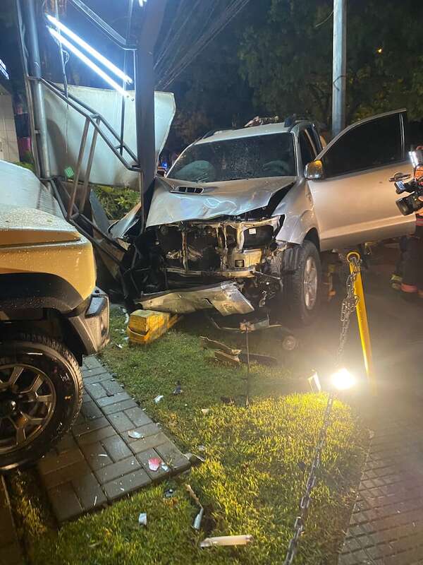 Conductora ebria chocó contra columna y otros tres autos - Policiales - ABC Color