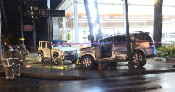 Mujer alcoholizada protagoniza aparatoso accidente en Asunción | Unicanal