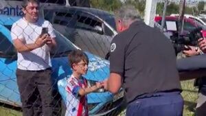 (VIDEO) Lo más tierno que verás hoy: ¡Alfaro agradeció a un peque que le regaló un rosario especial!