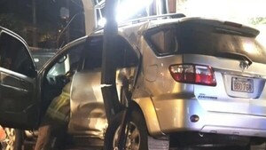Una mujer ebria pierde el control de su camioneta, choca otros autos y termina contra una columna