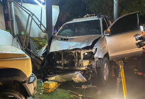 Ebria y desnuda, chocó contra columna y otros tres autos - Noticiero Paraguay