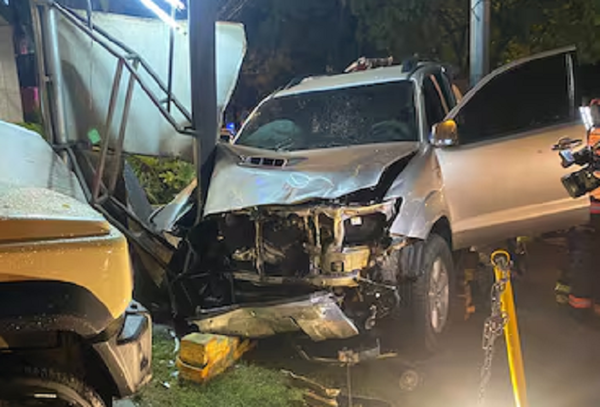 Ebria y desnuda, chocó contra columna y otros tres autos - Noticiero Paraguay