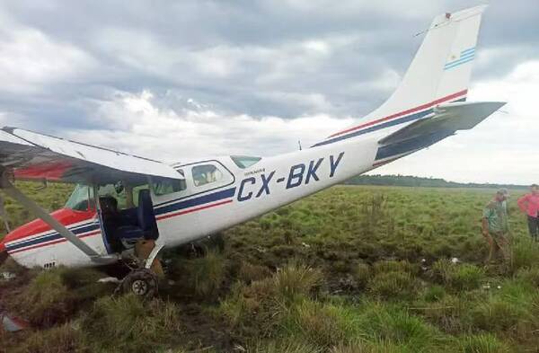 ¿“Premonición”? Una avioneta con bandera charrúa entró a Paraguay y cayó de trompa en el suelo