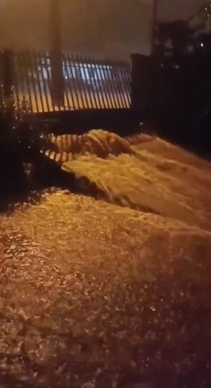 Pobladores del barrio Caaguazú de Ñemby, bajo agua - 1000 Noticias
