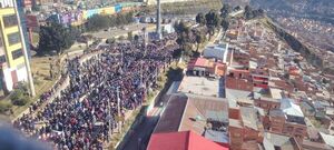 Miles de transportistas marchan en protesta por la falta de combustible en Bolivia