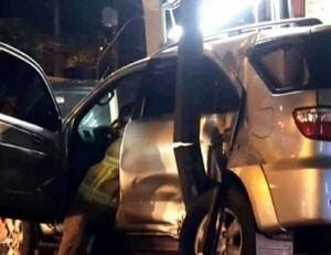 Manejaba sin ropa y se llevó todo por delante: autos, columnas, ere eréa; dio positivísimo