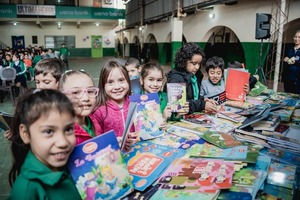 ¡ueno bank apuesta a la educación con entrega de libros! - trece