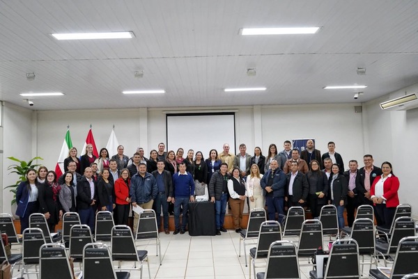 Itapúa impulsa la participación educativa con el Primer Conversatorio de Consejos Distritales