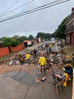 Tras temporal, retiran gran cantidad de basura en Asunción | Unicanal