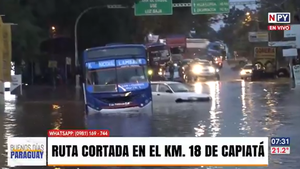 Capiatá: Bus con pasajeros quedó estacando por inundación de la ex Ruta 01