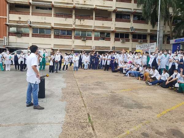 Aprueban ampliación presupuestaria a favor de cuatro médicos residentes - Política - ABC Color