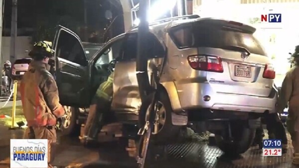 Conductora de camioneta chocó a varios vehículos y una columna