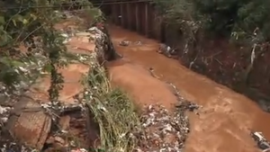 Desborde de arroyo rompe un muro y los vehículos de una familia son arrastrados por el agua en Ñemby
