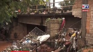 Cuatro vehículos fueron arrastrados por raudales al arroyo Ñemby