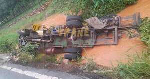 Diario HOY | Grúa cae a un arroyo en la Ruta Ypané-Villeta: ocupantes salieron ilesos