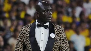 Técnico viral con sus trajes causó una multa a su club
