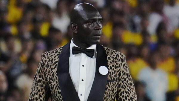 Técnico viral con sus trajes causó una multa a su club