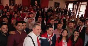 La Nación / Dirigentes de Alto Paraná entregan 16.000 nuevas afiliaciones al titular de la ANR