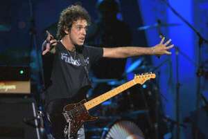 Demuelen casa donde vivió Gustavo Cerati y hallan restos humanos enterrados - Mundo - ABC Color