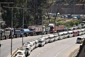 Bloqueos en Bolivia por escasez de dólares y combustibles - Mundo - ABC Color