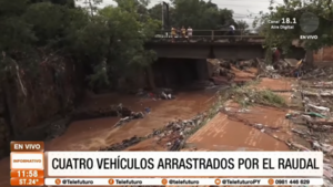 Cuatro vehículos estacionados fueron arrastrados por el raudal