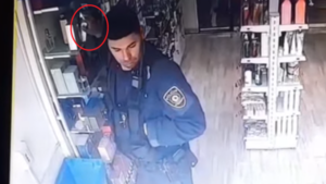 Policía es filmado hurtando dos frascos de perfume de una farmacia
