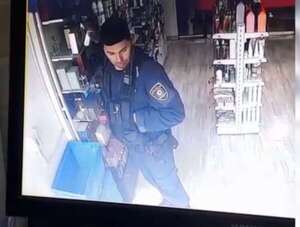 Video: policía que acudió ante denuncia de robo terminó hurtando perfumes - Nacionales - ABC Color