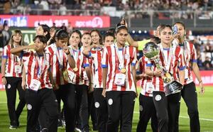 ¡Emotivo reconocimiento a la Albirroja Femenina Sub-17 en el Defensores del Chaco! - Selección Paraguaya - ABC Color