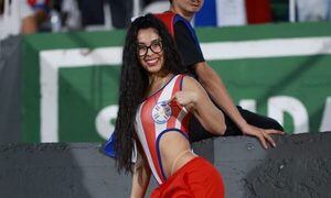 ¡Mamauuu! ¡La maína de Olimpia enciende hoy las gradas del Defensores con la albirroja puesta!