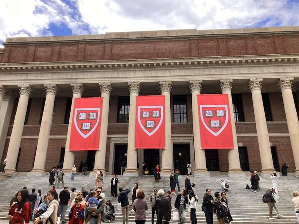 Harvard reta en corte la orden de Trump que niega visas a estudiantes y profesionales - Mundo - ABC Color