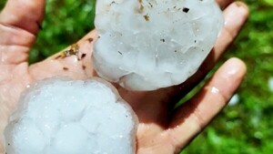 Gigantes granizos en el Sur y furiosos raudales en el Este