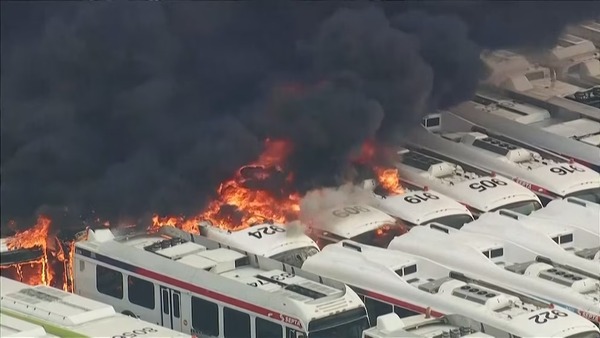 Incendio masivo arrasó con decenas de autobuses en Filadelfia - 1000 Noticias