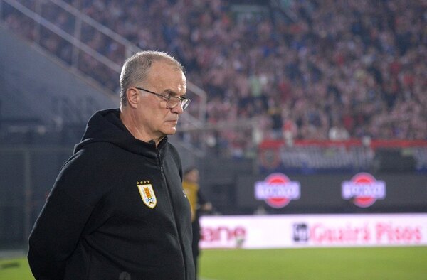 Versus / Bielsa admite su responsabilidad en la derrota de Uruguay ante Paraguay