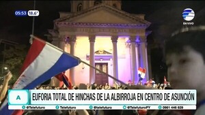 Euforia total de hinchas de la Albirroja en el centro de Asunción