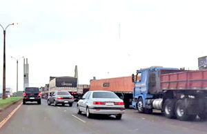 Fiscalía intima a la Patrulla Caminera por criminal inacción ante camiones estacionados en doble fila - La Clave