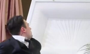 (Video) ¡No estaba muerto, estaba borracho! Jugaron pesada broma a un ka’úcho