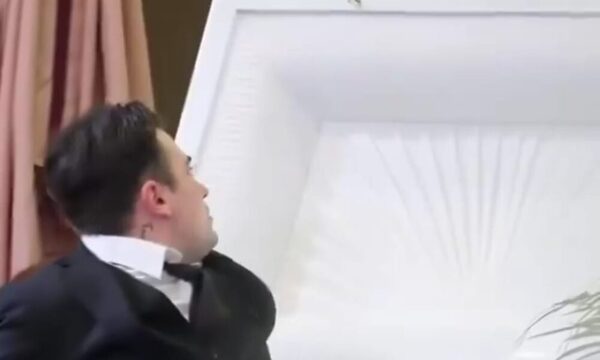 (Video) ¡No estaba muerto, estaba borracho! Jugaron pesada broma a un ka’úcho