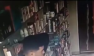 (Video) Pillan a un poli ¡robando perfume!